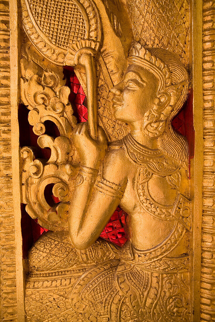 Goldenes buddhistisches Figurenornament in der Tür des Tempels Ho Phra Bang, Luang Prabang, Laos
