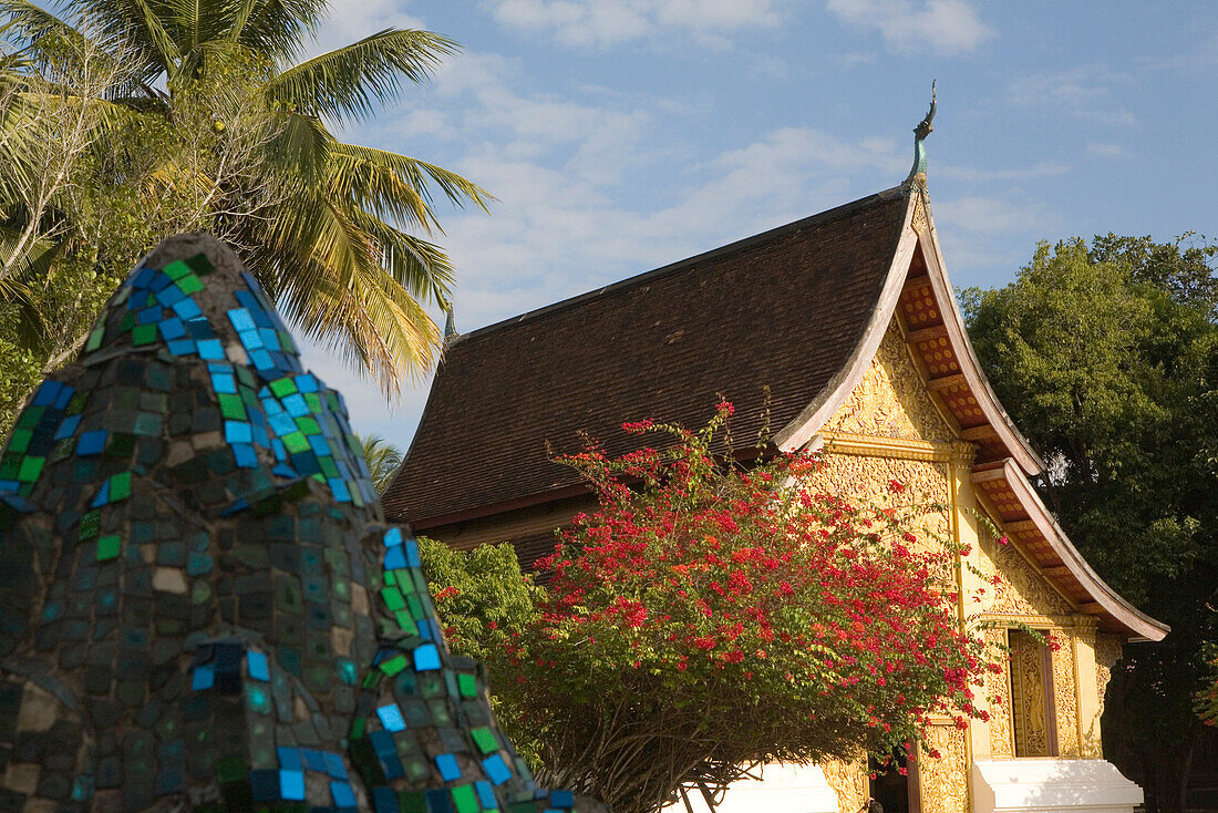 Begräbniskapelle des Vat Xieng Thong im Sonnenlicht, Luang Prabang, Laos