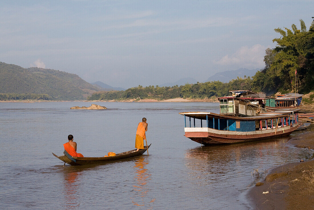 Zwei junge buddhistische Mönche in einem Boot auf dem Fluss Mekong, Luang Prabang, Laos