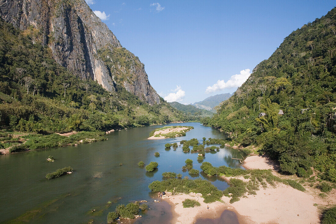 Der Fluss Nam Ou zwischen Bergen, Provinz Luang Prabang, Laos