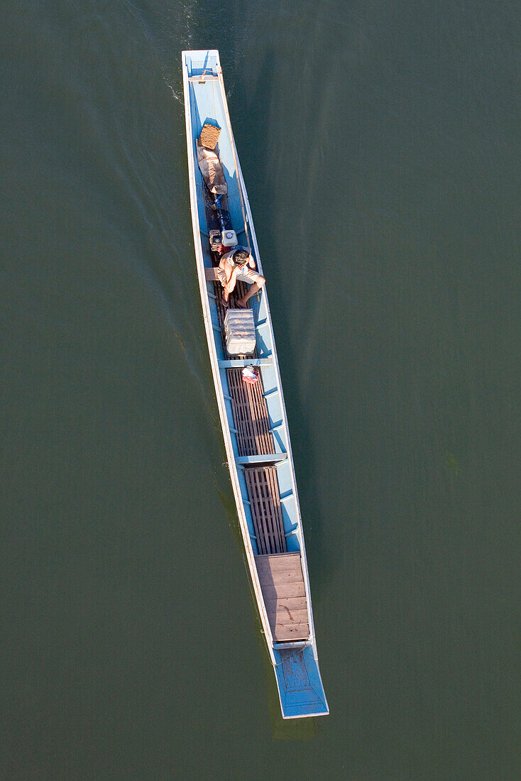 Schmales Boot auf dem Fluss Nam Ou, Provinz Luang Prabang, Laos