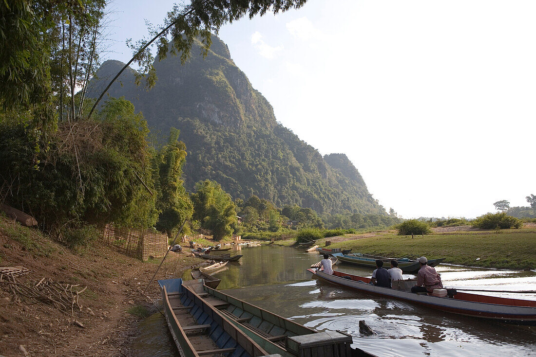 Menschen fahren im Boot auf dem Fluss Nam Ou, Provinz Luang Prabang, Laos