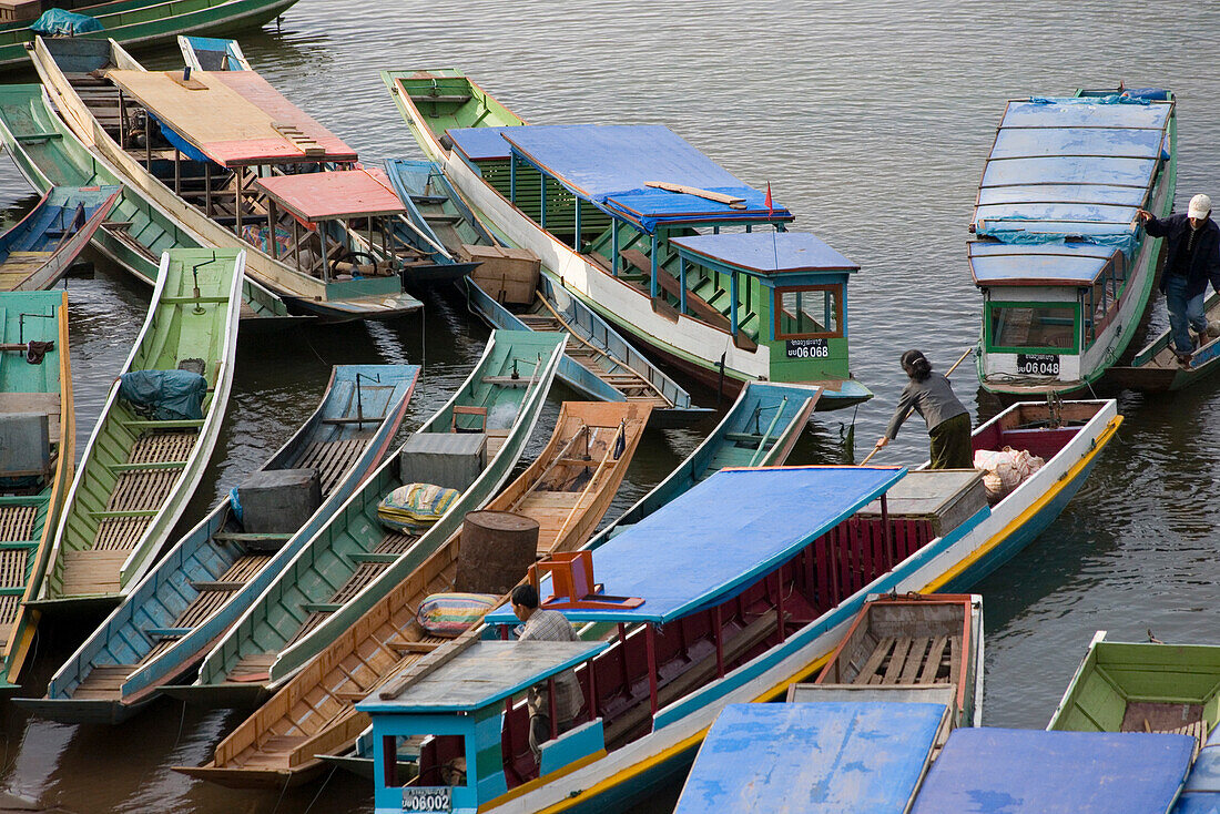 Bunte Boote auf dem Fluss Nam Ou, Provinz Luang Prabang, Laos