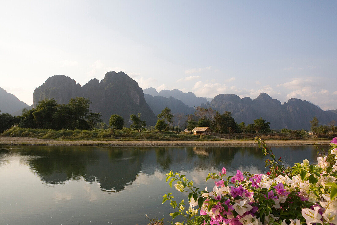Karstberge am Fluss Nam Xong im Sonnenlicht, Vang Vieng, Provinz Vientiane, Laos