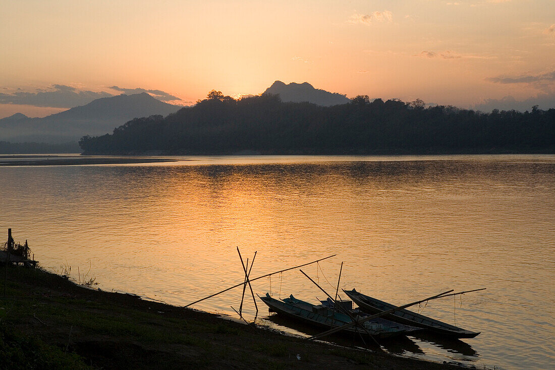 Sonnenuntergang über Booten auf dem Fluss Mekong, Luang Prabang, Laos