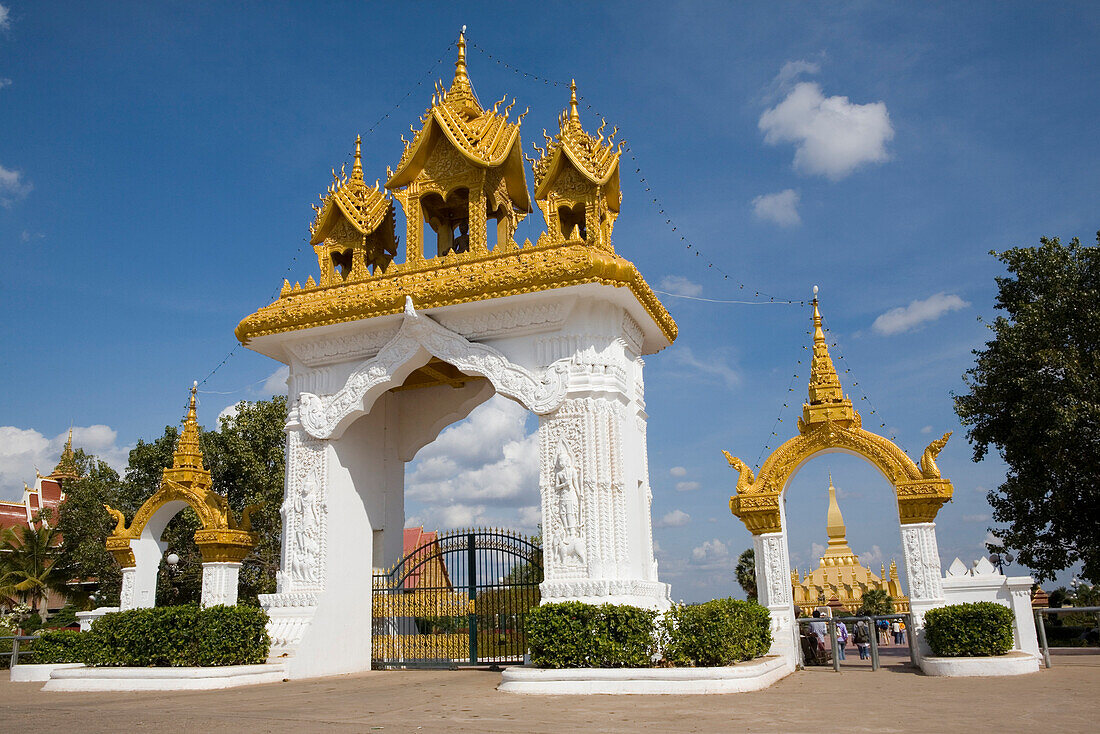 Eingangstor zur buddhistischen Stupa Pha That Luang, Nationalsymbol und religiöses Monument in Vientiane, Hauptstadt von Laos