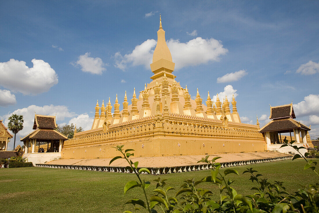 Buddhistische Stupa Pha That Luang unter blauem Himmel, Nationalsymbol und religiöses Monument in Vientiane, Hauptstadt von Laos