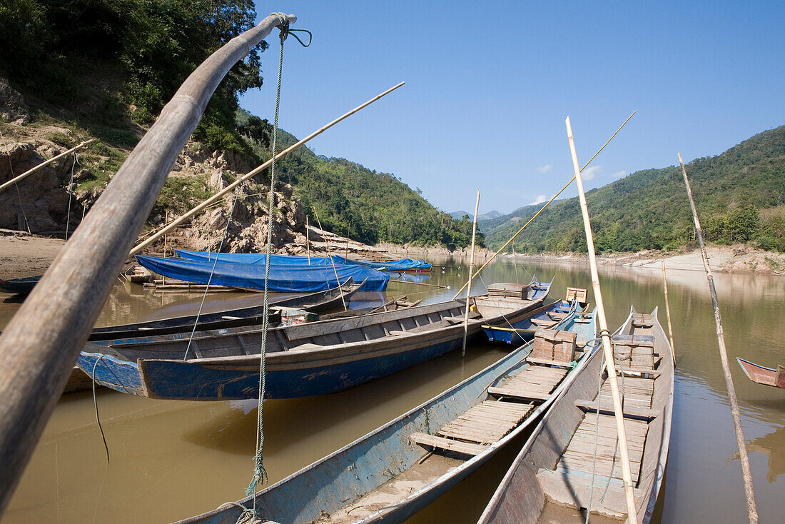 Fischerboote in Tha Souang am Ufer des Flusses Mekong, Provinz Xaignabouri, Laos