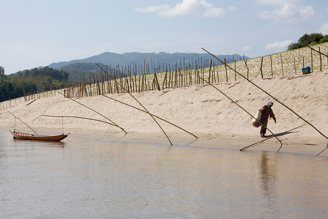 Fischerboot und Frau am Ufer des Flusses Mekong, Provinz Xaignabouri, Laos