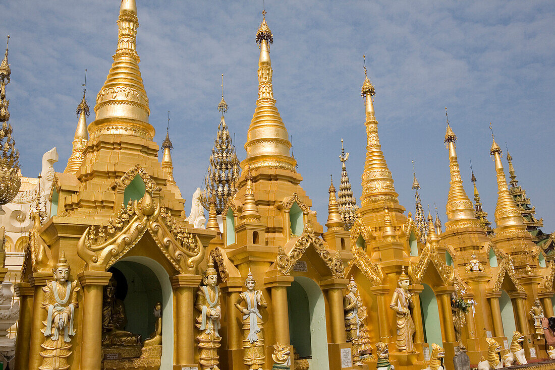 Goldene Stupas der Shwedagon Pagode im Sonnenlicht, Yangon, Rangun, Myanmar, Burma