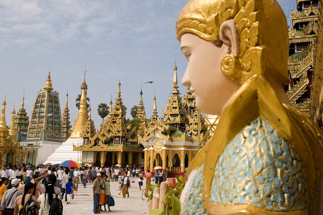 Kopf einer Figur in der Anlage der Shwedagon Pagode in Yangon, Rangun, Myanmar, Burma