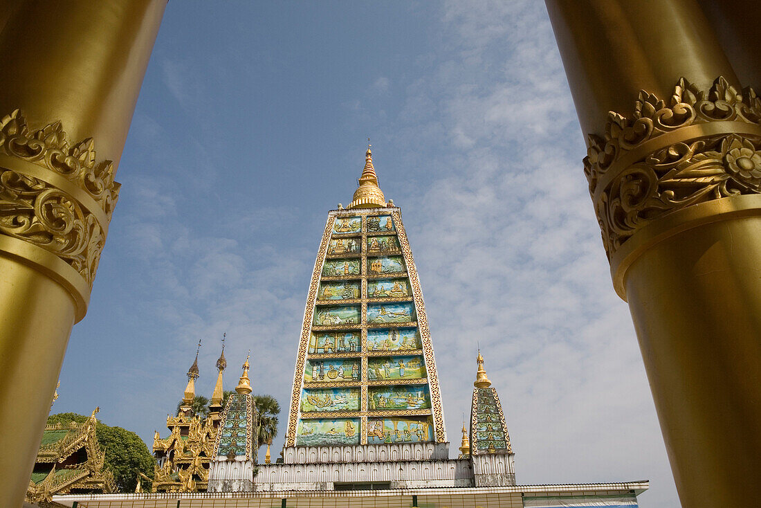 Detail eines Tempels in der Anlage der Shwedagon Pagode in Yangon, Rangun, Myanmar, Burma