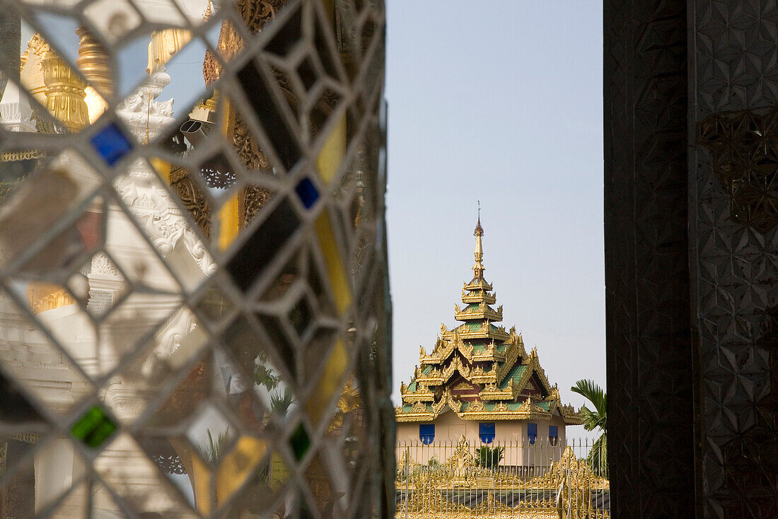 Detail eines Tempels in der Anlage der Shwedagon Pagode in Yangon, Rangun, Myanmar, Burma