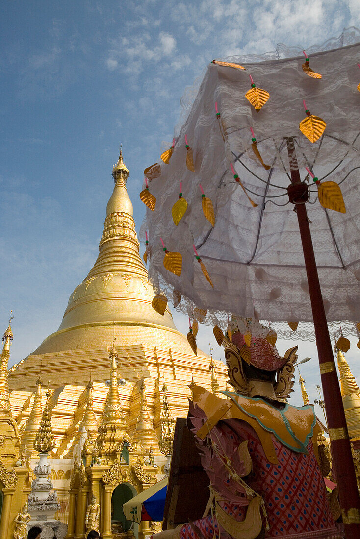 Figur unter Sonnenschirm in der Anlage der Shwedagon Pagode in Yangon, Rangun, Myanmar, Burma