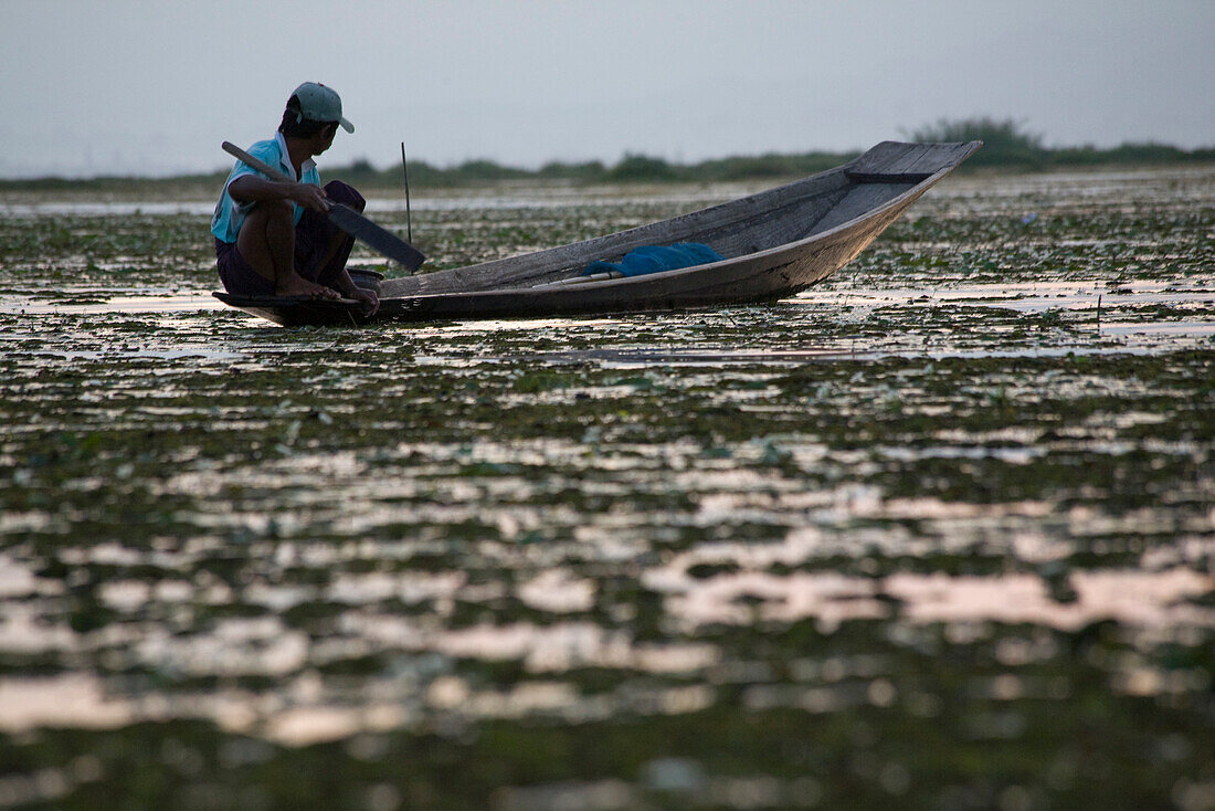 Intha Fischer auf seinem Fischerboot auf dem Inle See, Shan Staat, Myanmar, Burma