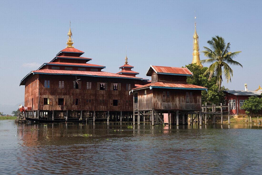 Holzhäuser auf Stelzen am Ufer des Inle Sees, Shan Staat, Myanmar, Burma