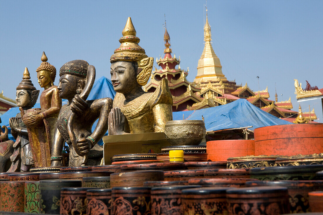 Religiöse buddisthische Holzfiguren auf  einem Markt am Inle See, Shan Staat, Myanmar