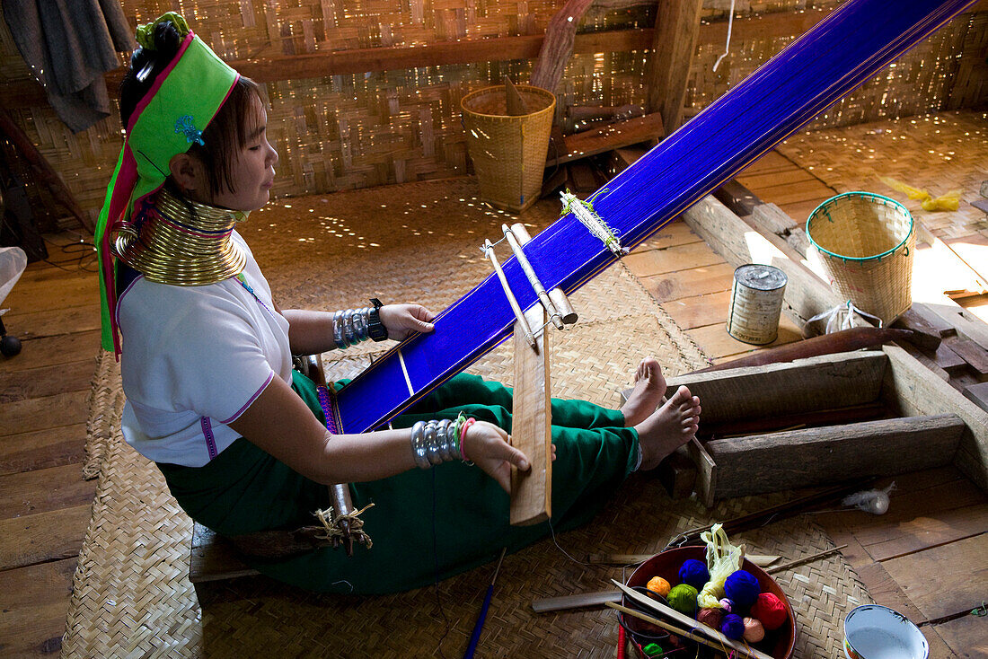 Intha Frau am Webstuhl mit langhäsigem Schmuck, Inle See, Shan Staat, Myanmar, Burma