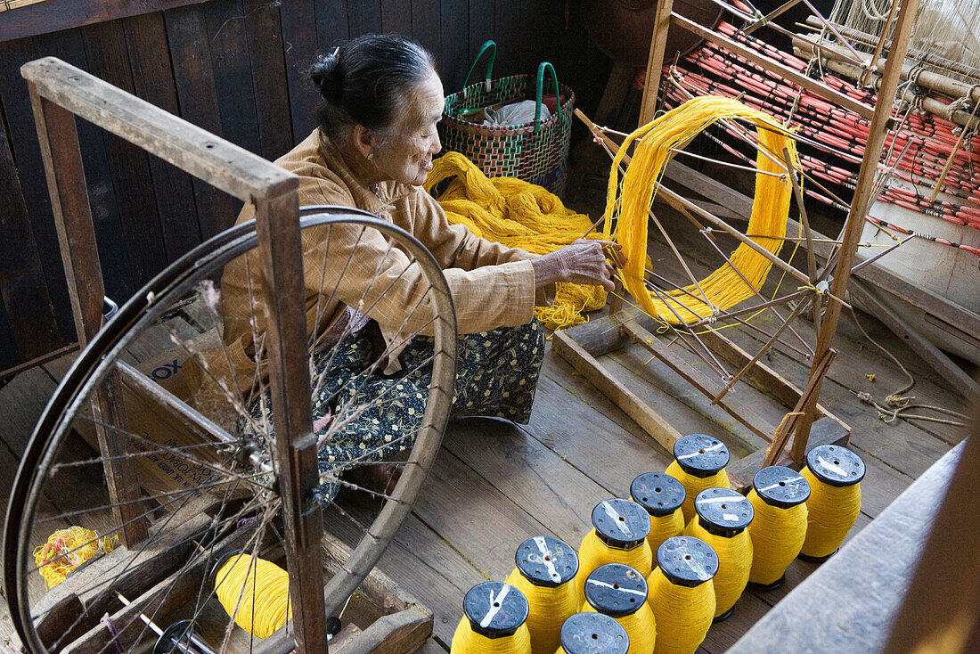 Alte Frau der Inthas arbeitet am Spinnrad, Inle See, Shan Staat, Myanmar, Burma