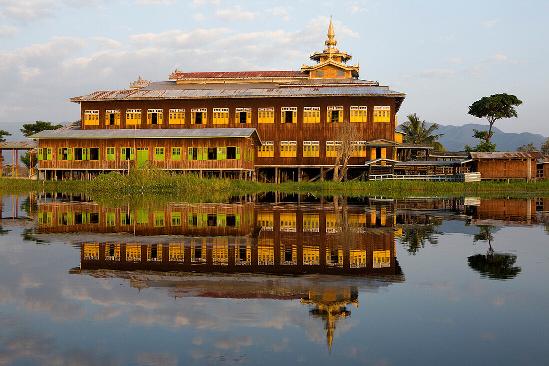 Das Kloster Nga Phe Chaung Kyaung spiegelt sich im Inle See, Shan Staat, Burma, Myanmar