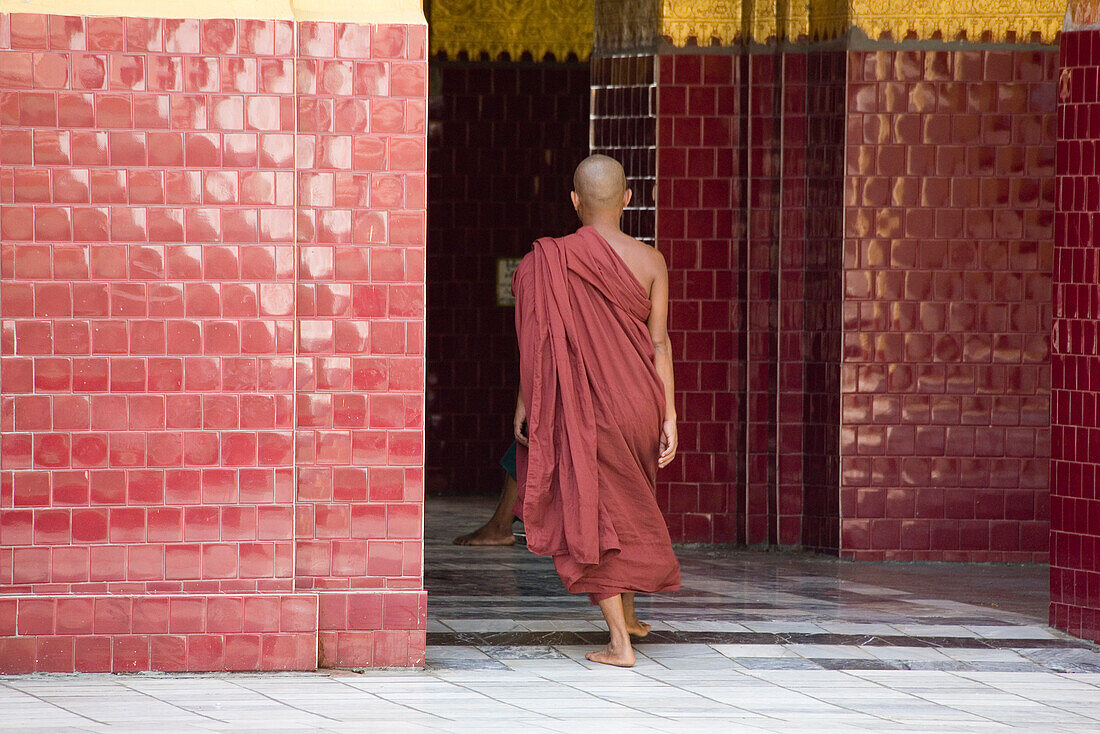 Buddhistischer Mönch an der Mahamuni Pagode in Mandalay, Myanmar, Burma