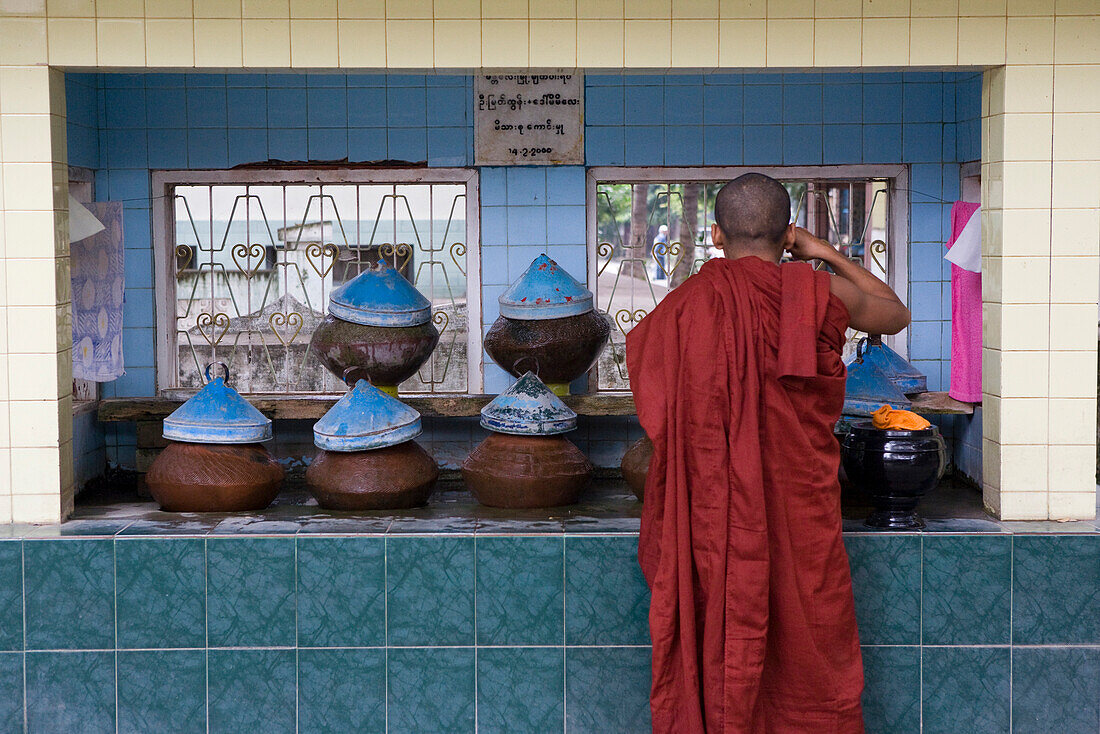 Buddhistischer Mönch beim Wassertrinken im Mahagandhayon Kloster in Amarapura bei Mandalay, Myanmar, Burma