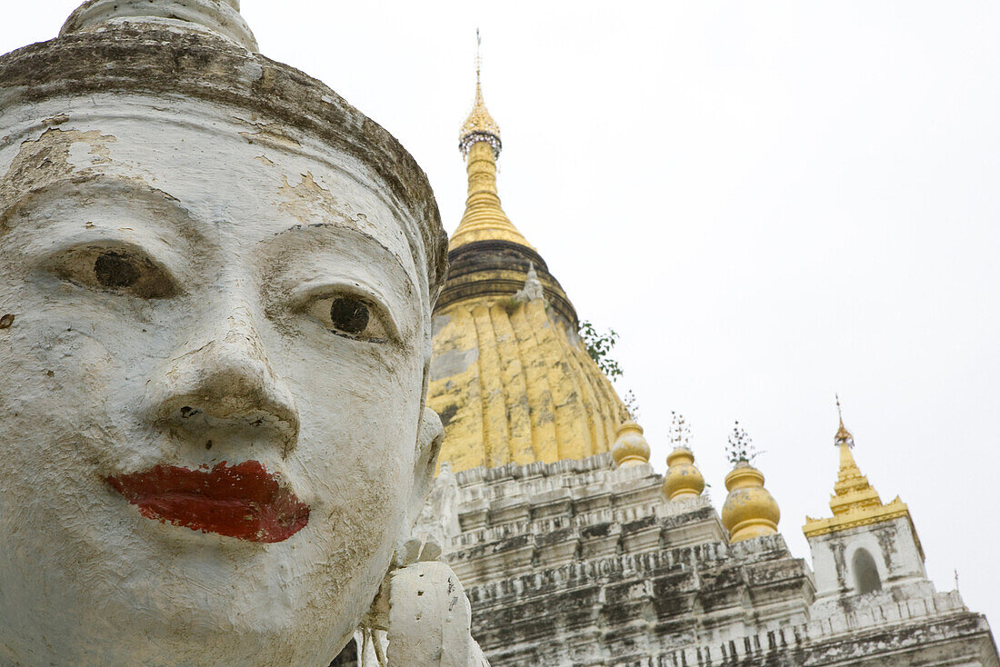 Kopf einer buddhistischen Figur an einer Pagode am Taungthaman See in Amarapura bei Mandalay, Myanmar, Burma