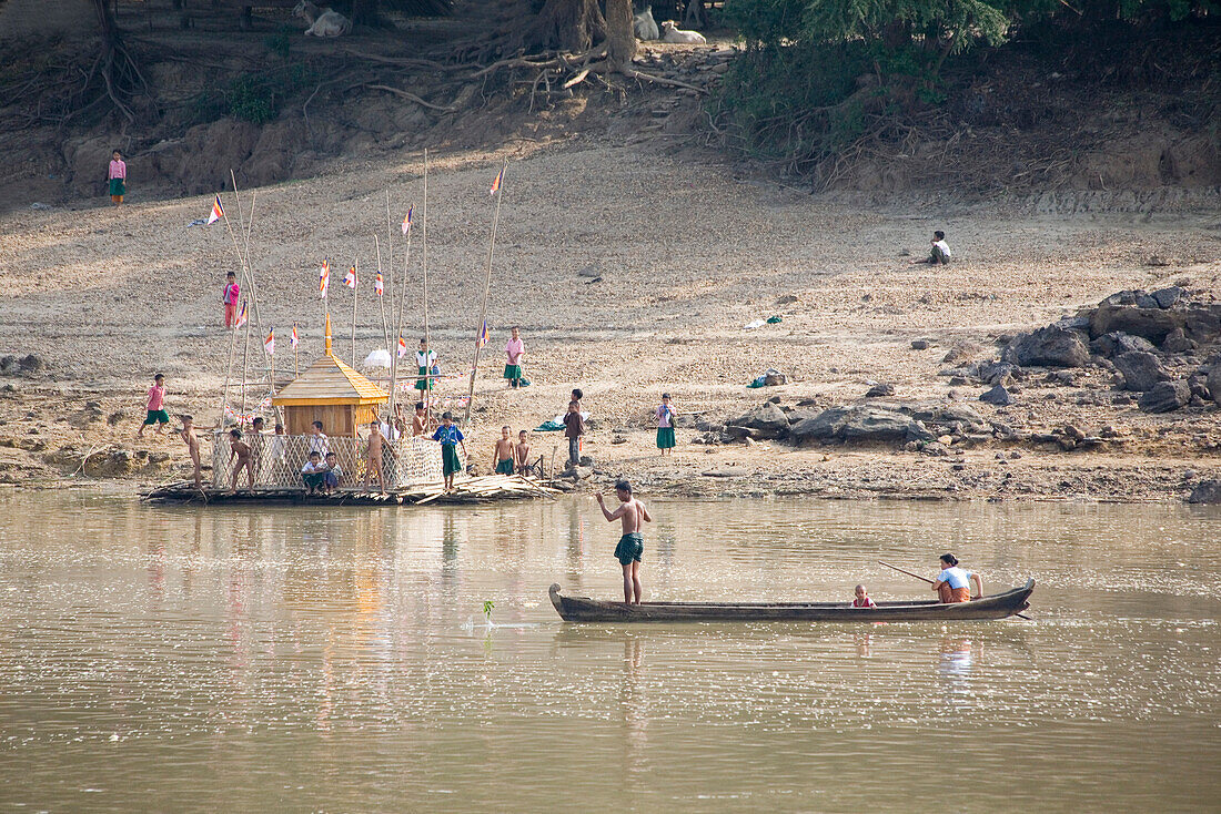Spielende Kinder am Ufer des Ayeyarwady Fluss zwischen Mandalay und Bagan in Myanmar, Burma