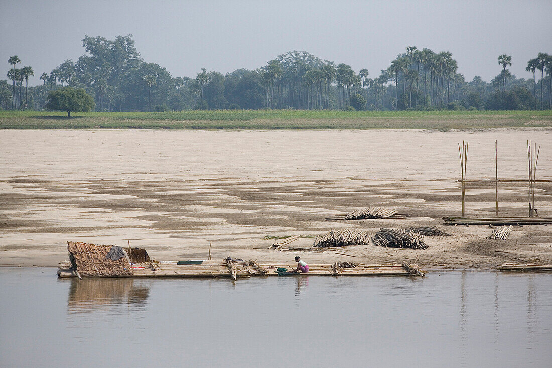 Frau auf Floss am Ufer des Ayeyarwady Fluss zwischen Mandalay und Bagan in Myanmar, Burma
