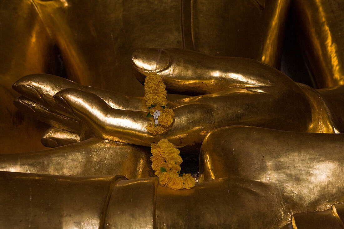 Hände einer goldenen Buddha Figur in Bagan, Myanmar, Burma