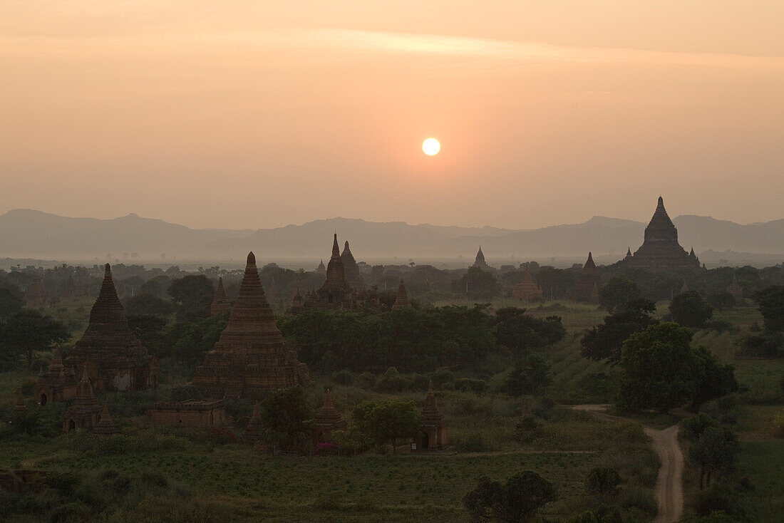 Sonnenuntergang über dem Pagodenfeld von Bagan, Myanmar, Burma