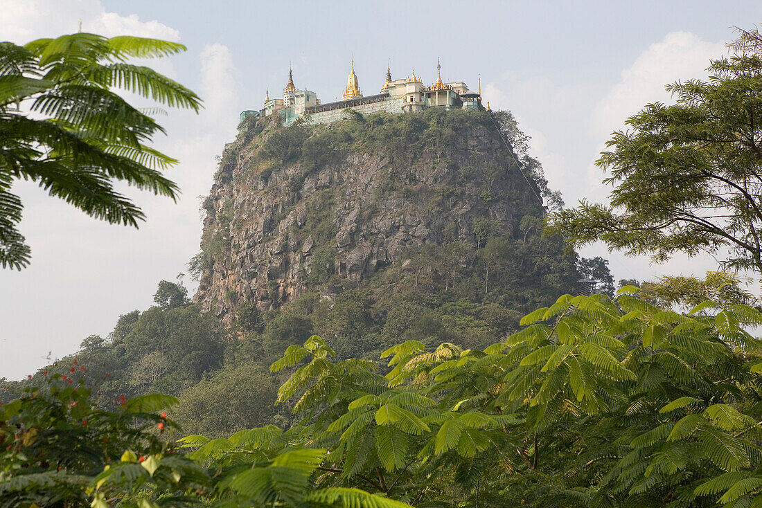 Wallfahrtsort auf dem Vulkankegel Popa Taung Kalat in der Nähe des Mount Popa, Myanmar, Burma