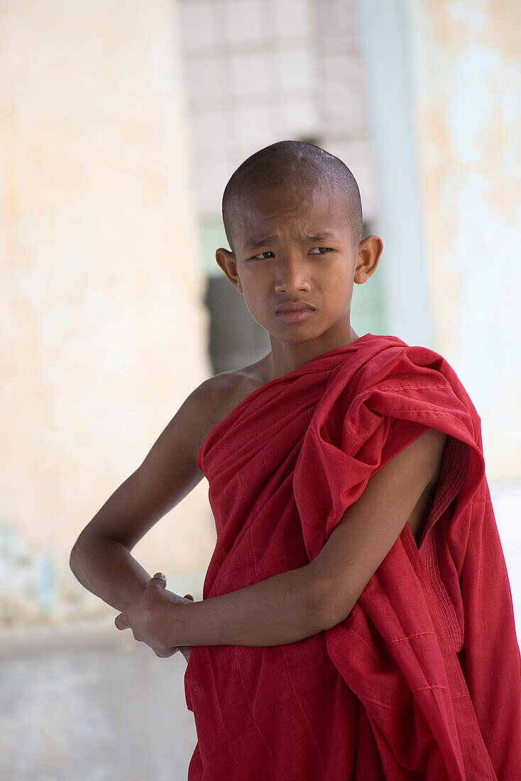 Junger buddhistischer Mönch beim Mount Popa, Myanmar, Burma