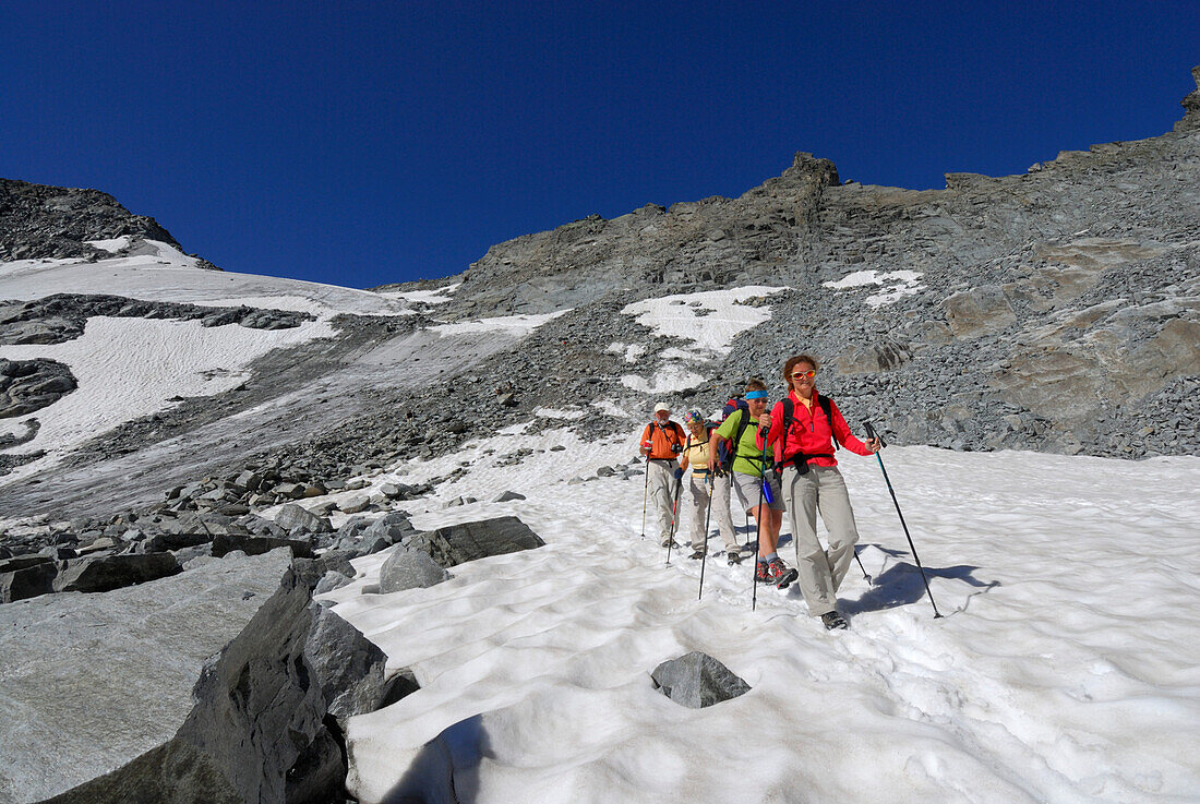 Gruppe von Wanderern im Abstieg vom Pitztaler Jöchl, Ötztaler Alpen, Tirol, Österreich