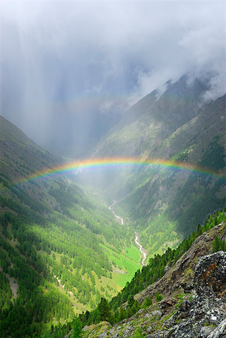 Regenbogen über dem Pfossental, Texelgruppe, Ötztaler Alpen, Südtirol, Italien