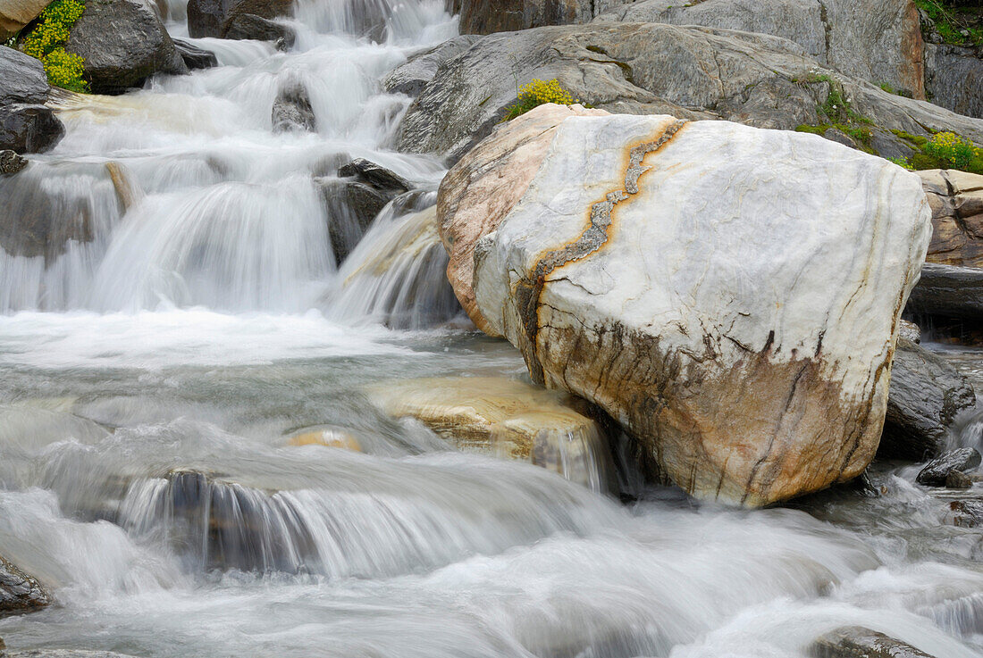 Bachlauf mit Marmorfels, Pfossental, Texelgruppe, Ötztaler Alpen, Südtirol, Italien