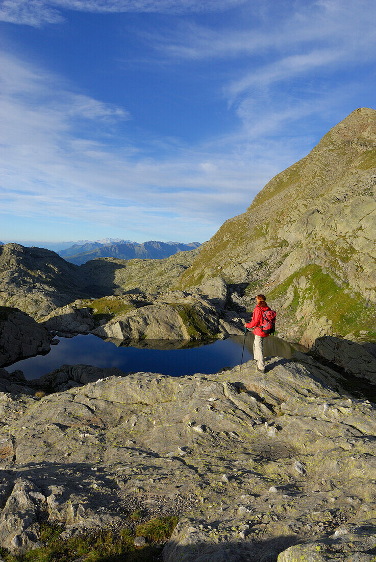 junge Frau vor Schiefersee, Spronser Joch, Spronser Seenplatte, Texelgruppe, Ötztaler Alpen, Südtirol, Italien