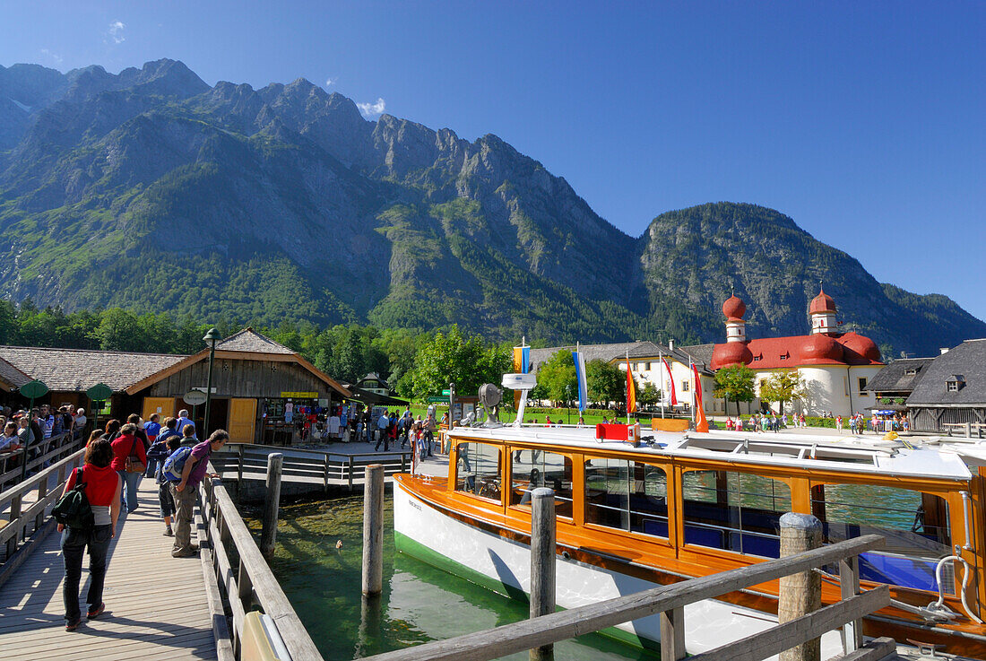 Menschen auf Landesteg mit Schiff, hinten Watzmannmassiv, St. Bartholomä, Königssee, Berchtesgadener Alpen, Nationalpark Berchtesgaden, Berchtesgaden, Oberbayern, Bayern, Deutschland