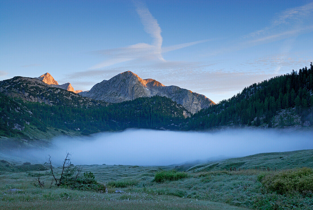 Nebel über dem Funtensee, Alpenglühen an Hundstod und Schneiber, Berchtesgadener Alpen, Nationalpark Berchtesgaden, Berchtesgaden, Oberbayern, Bayern, Deutschland