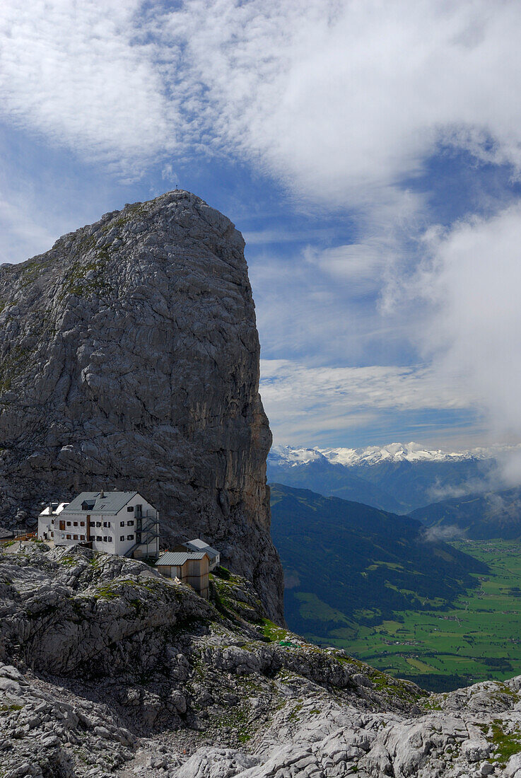 Riemannhaus unter dem Sommerstein, Blick auf den Talkessel von Maria Alm und Hohe Tauern, Steinernes Meer, Berchtesgadener Alpen, Salzburg, Österreich