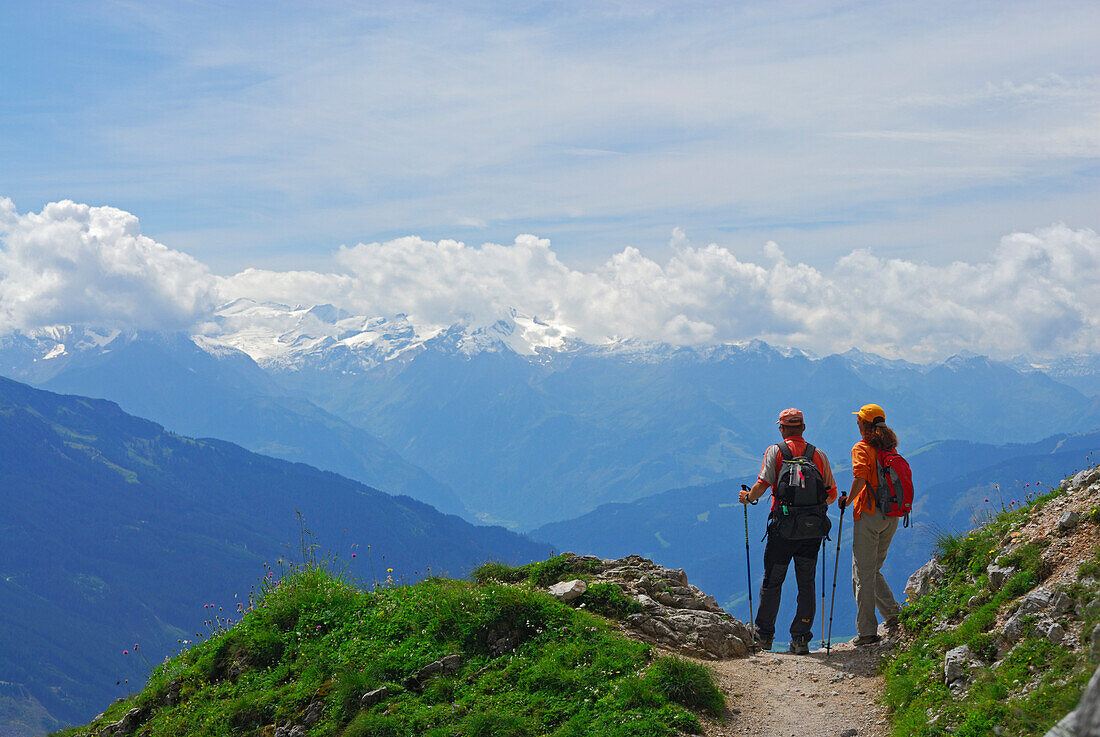 Paar auf Wanderweg über dem Talkessel von Maria Alm mit Blick auf die Hohen Tauern, Steinernes Meer, Berchtesgadener Alpen, Salzburg, Österreich
