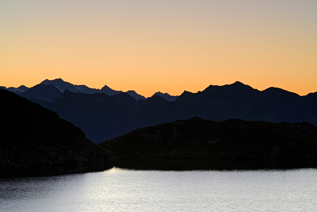 Morgenstimmung am Wangenitzsee mit Blick auf Reißeckgruppe und Polinik, Schobergruppe, Hohe Tauern, Nationalpark Hohe Tauern, Kärnten, Österreich
