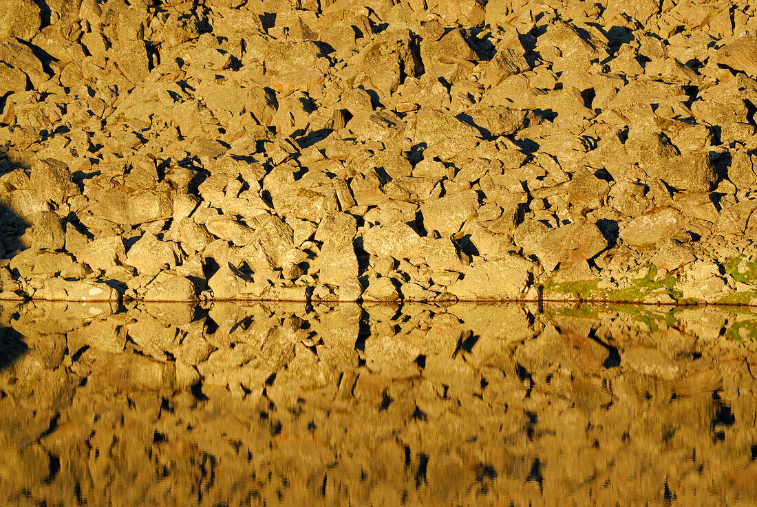 Felsblöcke am Ufer spiegeln sich im Kreuzsee, Schobergruppe, Hohe Tauern, Nationalpark Hohe Tauern, Kärnten, Österreich