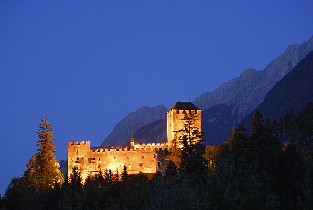 Beleuchtetes Schloss Bruck, Lienz, Osttirol, Österreich