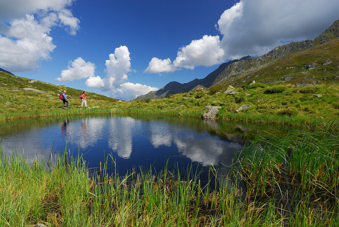 Paar beim Wandern an einem kleinen See, Stubaier Alpen, Stubai, Tirol, Österreich