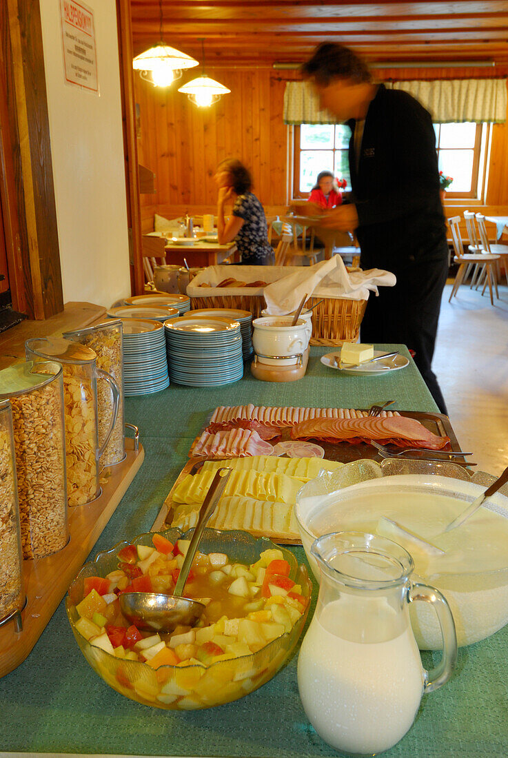 Frühstücksbuffet mit Müsli und Aufschnitt, Gäste an Tischen unscharf im Hintergrund, Franz Senn-Hütte, Stubaier Alpen, Stubai, Tirol, Österreich