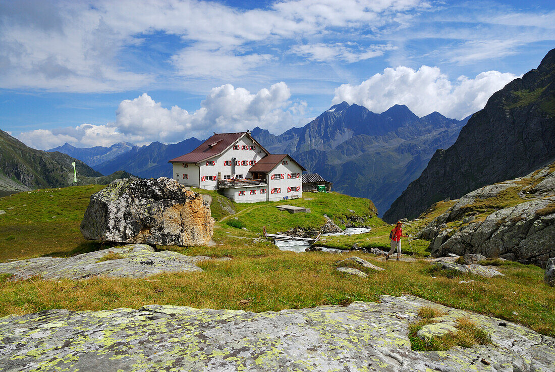 Wanderer vor Neue Regensburger Hütte mit Habicht, Stubaier Alpen, Stubai, Tirol, Österreich