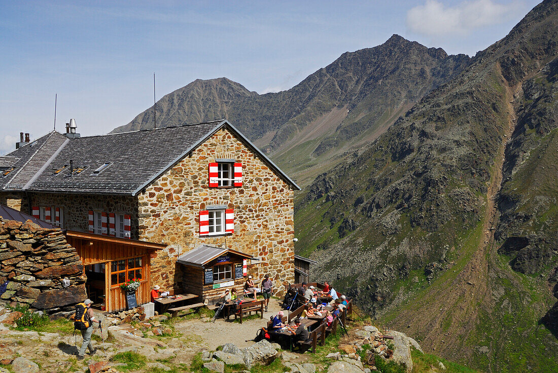 Wanderer erreicht die Nürnberger Hütte, Stubaier Alpen, Stubai, Tirol, Österreich