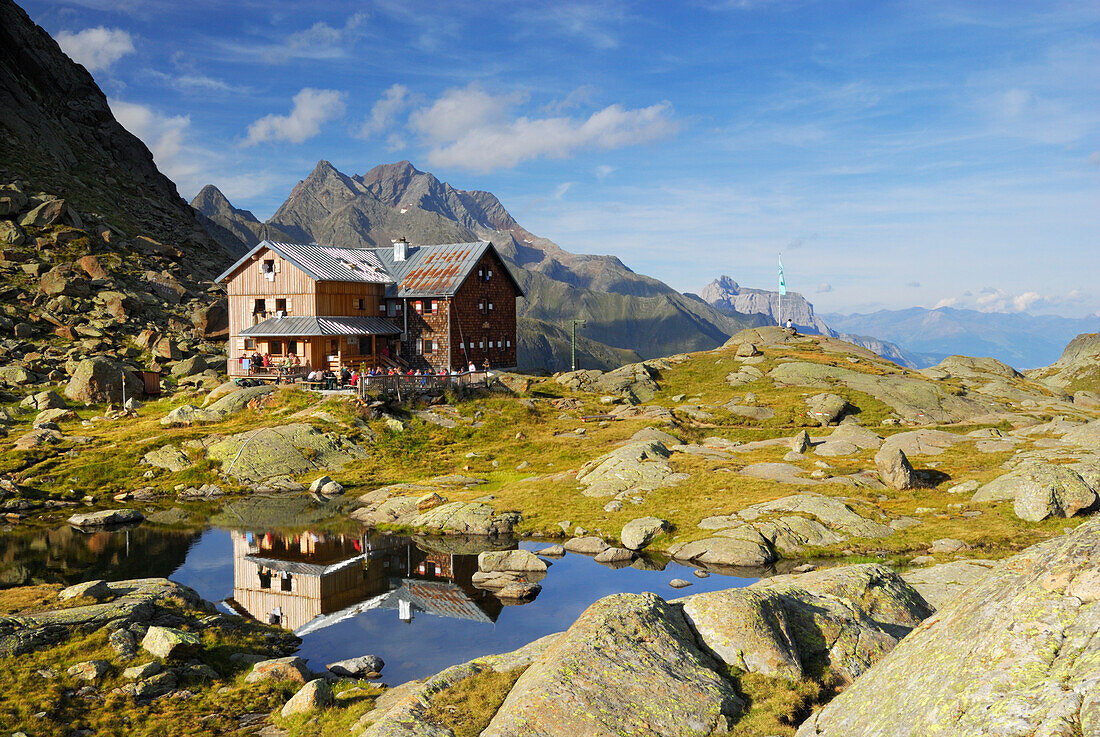 Bremer Hütte spiegelt sich in einem kleinen See, Habicht im Hintergrund, Stubaier Alpen, Stubai, Tirol, Österreich