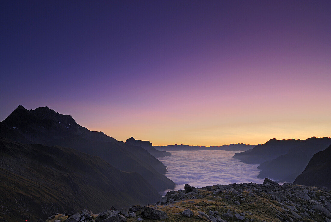 Nebelmeer im Gschnitztal, Stubaier Alpen, Stubai, Tirol, Österreich